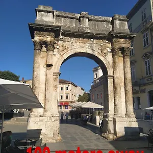 Maison d'hôtes Arch- Budget Doublebed In Center, Pula